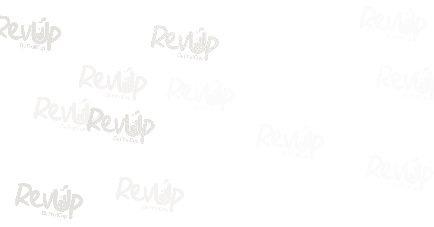 Homme souriant avec des haltères